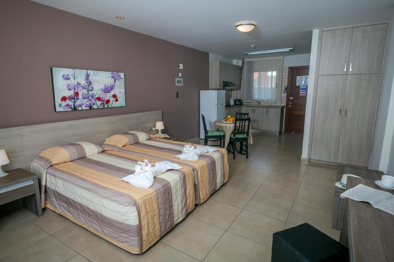 Crystallo Apartments Paphos Exterior foto