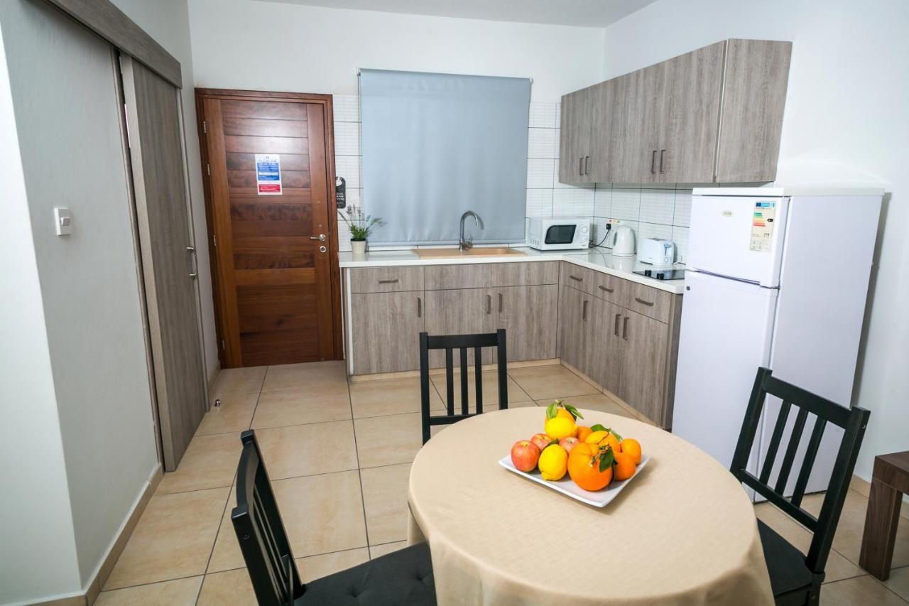 Crystallo Apartments Paphos Exterior foto