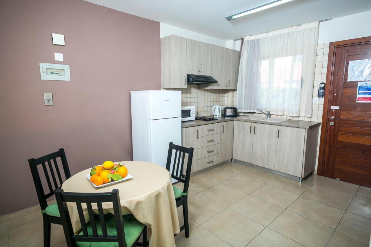 Crystallo Apartments Paphos Exterior foto