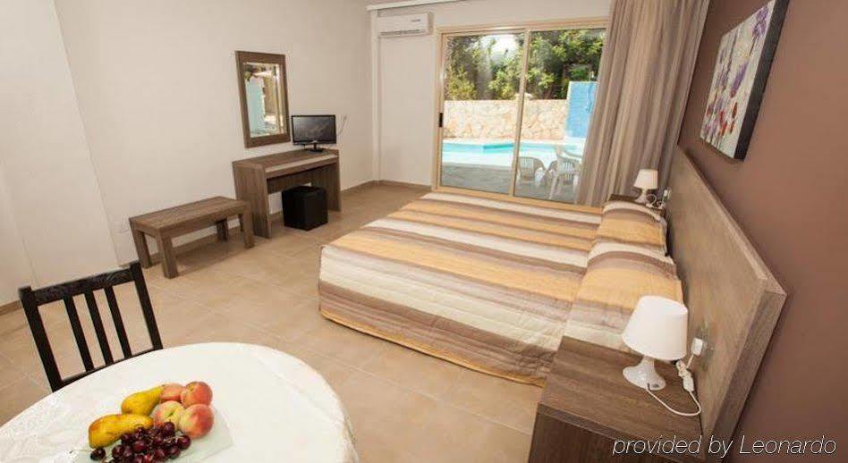 Crystallo Apartments Paphos Exterior foto
