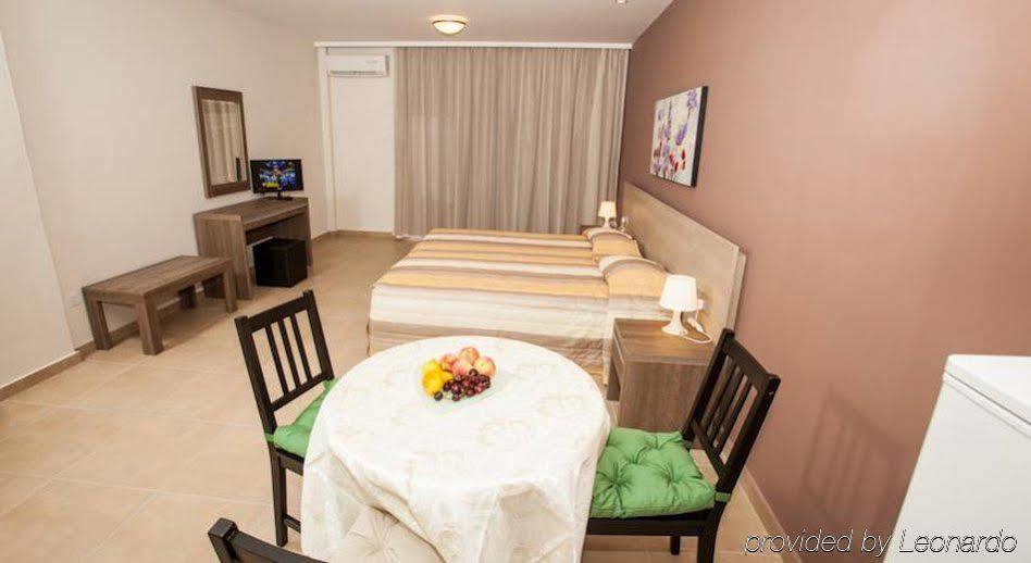 Crystallo Apartments Paphos Exterior foto