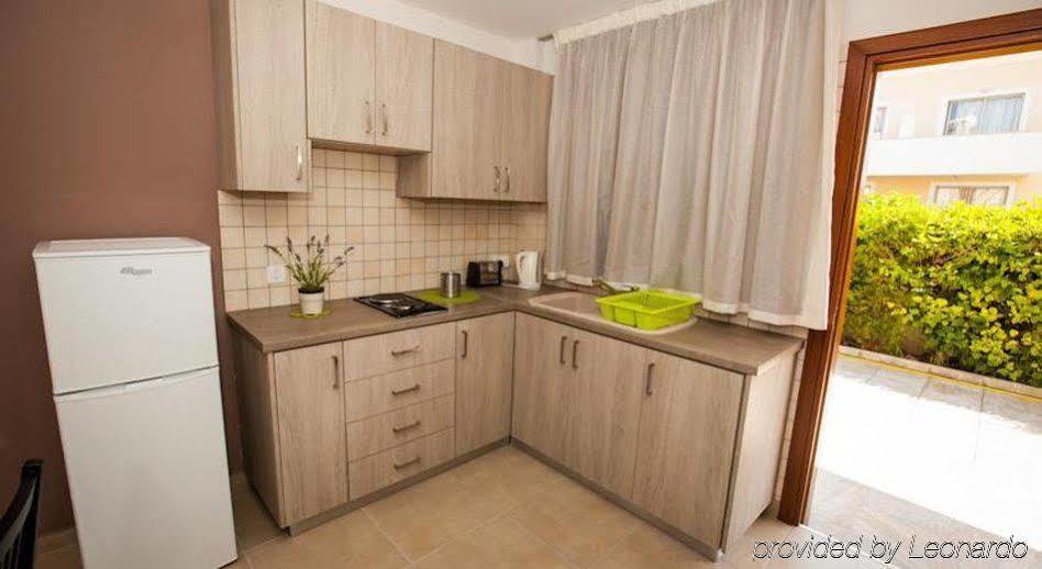 Crystallo Apartments Paphos Exterior foto