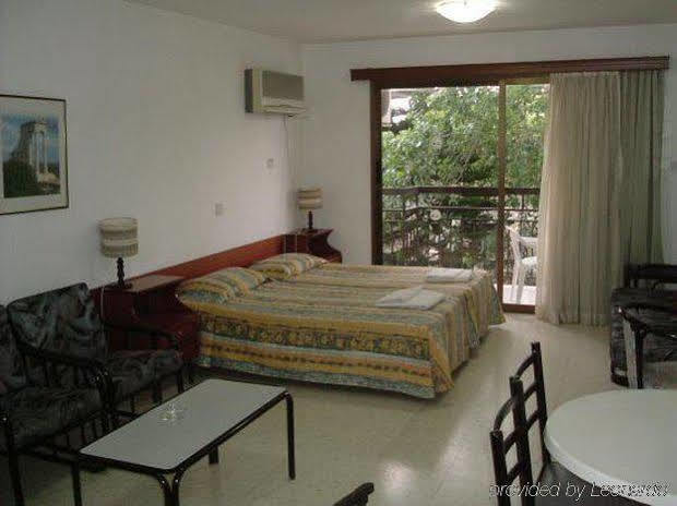 Crystallo Apartments Paphos Exterior foto